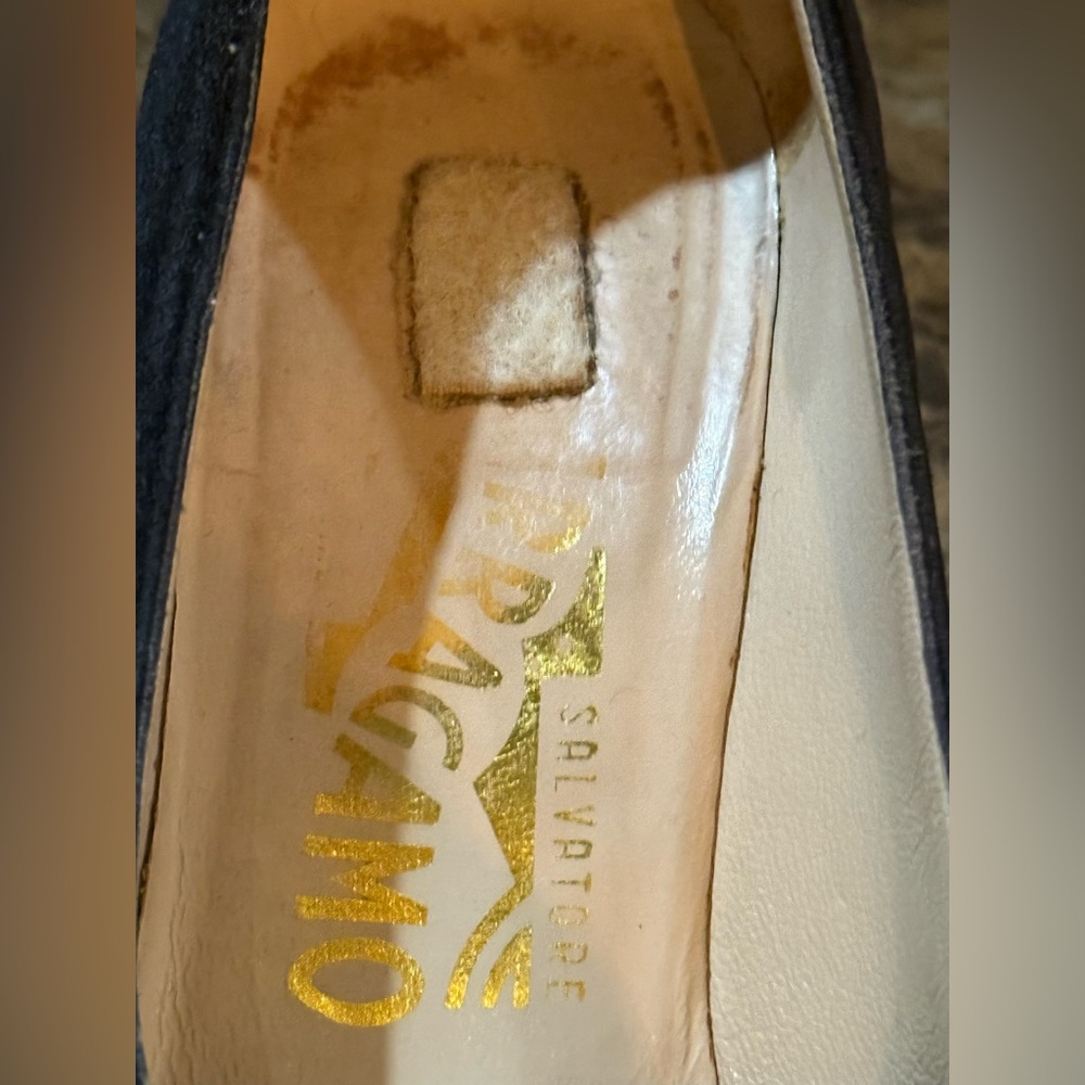 Vintage Salvatore Ferragamo. Black Suede Heels. Size 5.5. - Picture 13 of 14